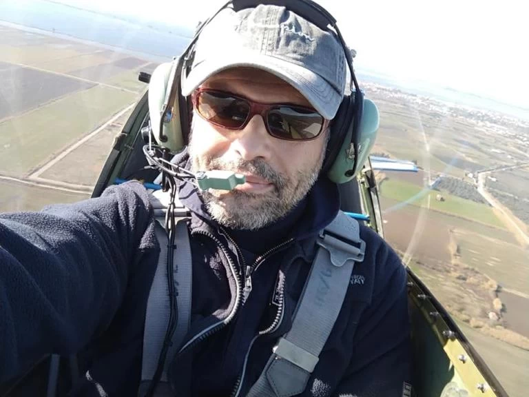 Αυτός είναι ο πιλότος του αεροσκάφους που κατέπεσε στο Μεσολόγγι– Άκαρπες οι έρευνες (εικόνες, βίντεο)
